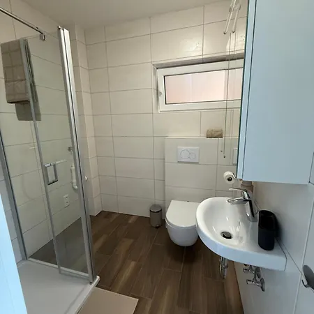 Moderne Ferienwohnung, Separater Eingang, Neubau, Smart Tv & Wifi & Kaffemaschine Inklusive Apartman *