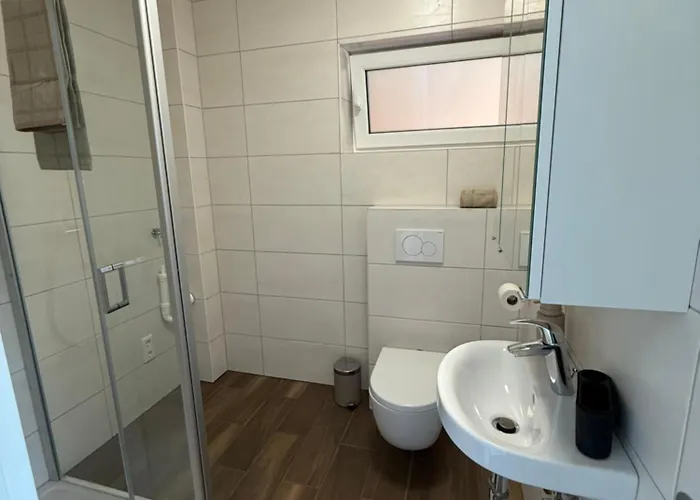 Moderne Ferienwohnung, Separater Eingang, Neubau, Smart Tv & Wifi & Kaffemaschine Inklusive Apartman *